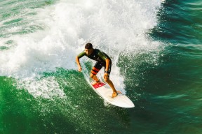 华体会体育在线-冠军球队球员出席社区分享会激励青少年积极参与体育